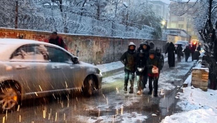 Hava durumu süratle değişti, öğrenciler kar altında okullarına gitti