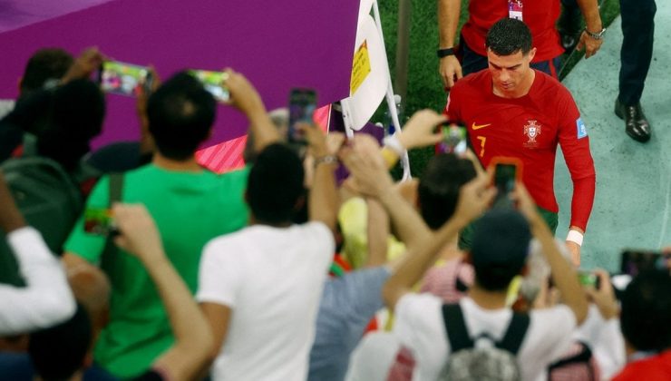 Herkes kutlamada, Cristiano Ronaldo soyunma odasına…