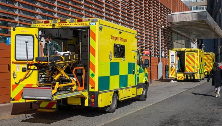 İngiltere’de grev dalgası büyüyor: Ambulans işçileri de iş bırakacak