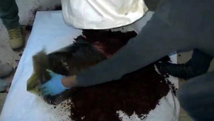 İsot çuvallarından uyuşturucu fışkırdı