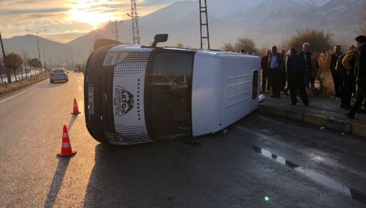 Okul servisi devrildi: 10 öğrenci ve sürücü yaralı