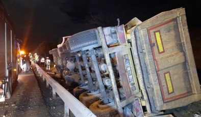 TEM Otoyolu’nda hafriyat kamyonu devrildi: Bir meyyit, 1 yaralı