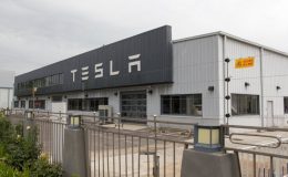Tesla, Çin’deki fabrikasında üretimi yavaşlatıyor