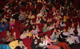 Aydın Büyükşehir Belediyesi Şehir Tiyatrosu tarafından düzenlenen “Hepimiz Biriz!" adlı oyun çocuklarla buluştu