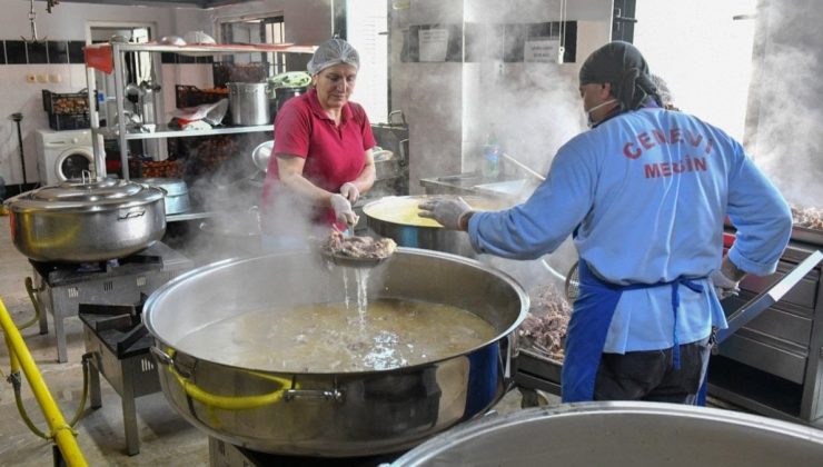 Cemevi’nde pişiyor, kilisede depremzedelere ikram ediliyor