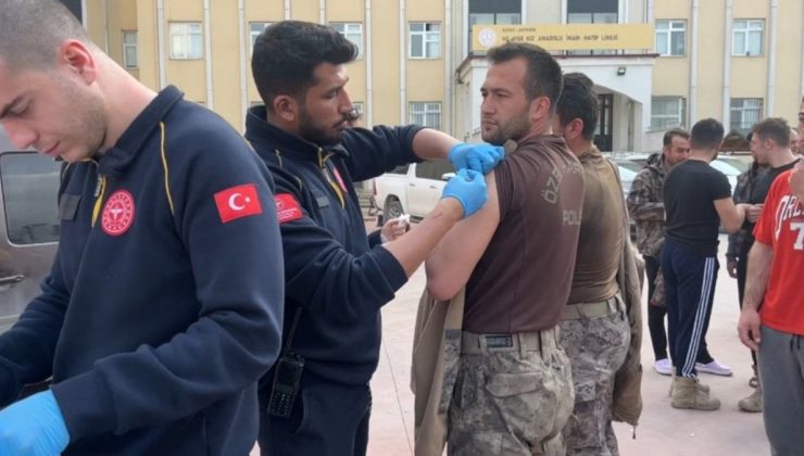 Hatay’da depremzedelere ve misyonlu çalışanlara tetanos aşısı yapılıyor