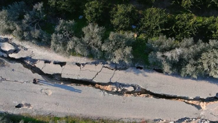 Hatay’da yarıkların oluştuğu 3 kilometrelik yol çöktü