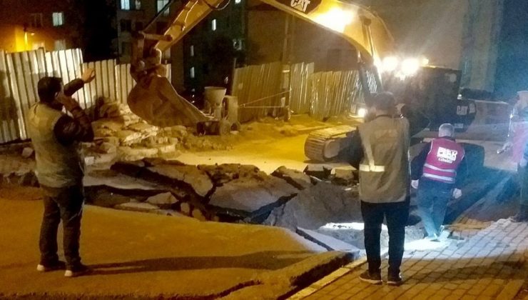 İstanbul’da yol yarıldı, binalar boşaltıldı