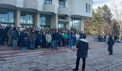 ODTÜ’lü öğrencilerden rektörlük önünde yurt protestosu