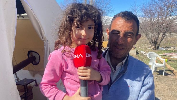 Sarsıntıda açtığı delikten ailesini çıkardı, komşularının yardımına koştu