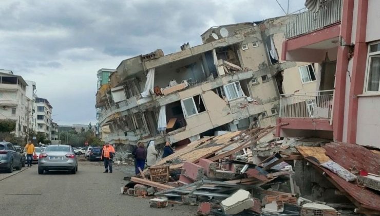 Sarsıntının yıktığı kentte duvarlara yazılan yazılarda umut var