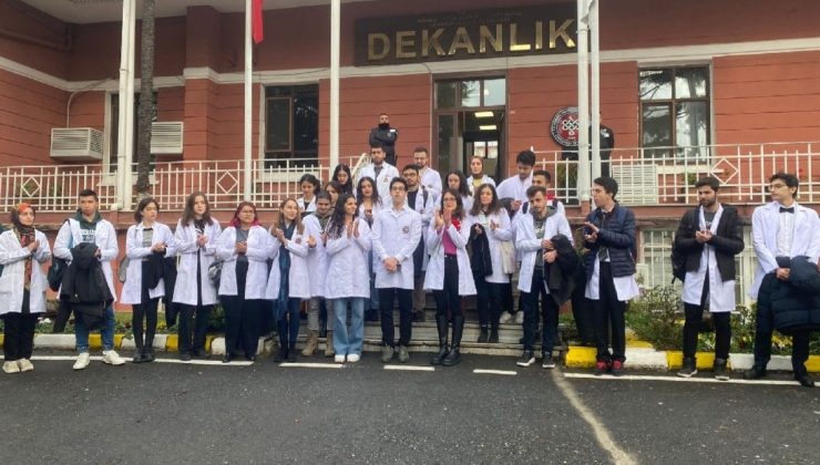 Tıp fakültesinde uzaktan eğitim protestosu