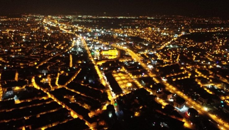 Zelzelenin vurduğu Malatya’yı, sokak ışıkları aydınlattı