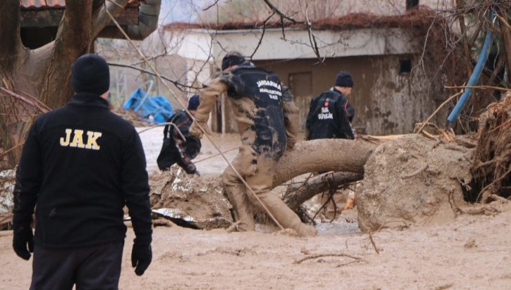 Adıyaman’da sel sularına kapılan anne ve kızı aranıyor