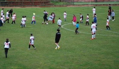 Bartınsporlu futbolcular, 100 depremzede çocukla maç yaptı