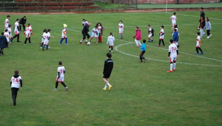 Bartınsporlu futbolcular, 100 depremzede çocukla maç yaptı