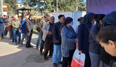 Bir kuyruktan çıkıp başkasına koşuyorlar… Nereye baksan acı, nereye baksan sefalet…