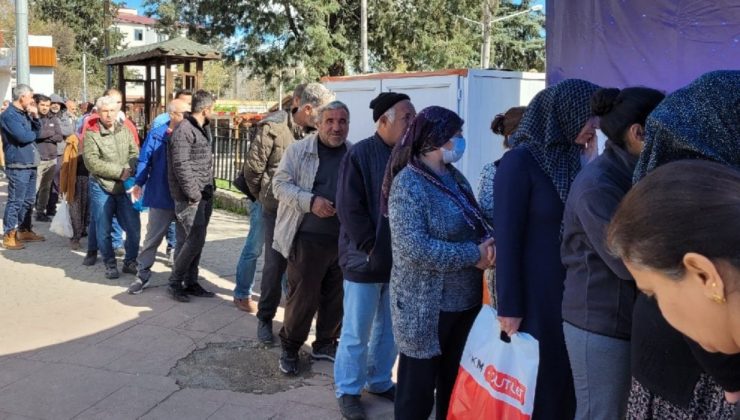 Bir kuyruktan çıkıp başkasına koşuyorlar… Nereye baksan acı, nereye baksan sefalet…