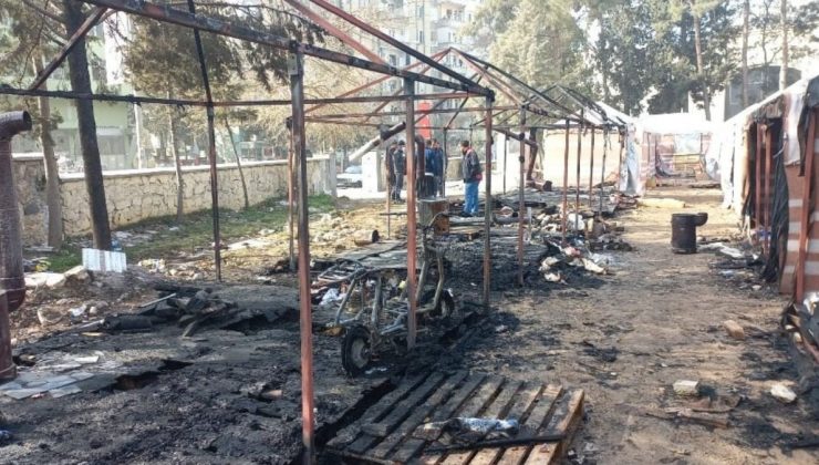 Depremzede çadırlarında yangın: 7 çadır kül oldu