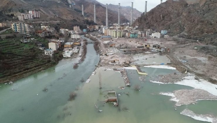 Dükkanları suya gömülmeden son satışlarını yapıyorlar