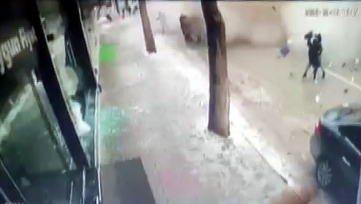 Elbistan zelzelesinde 3 kişinin yıkılan bina altında kalma anı kamerada