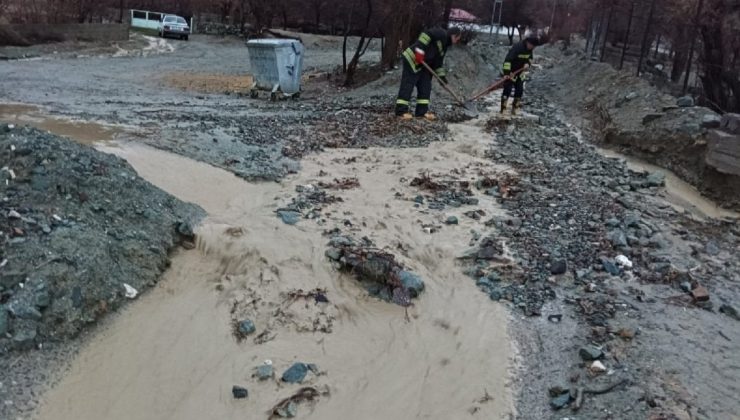 Erzincan’ı sağanak vurdu, dereler taştı, yollar su altında kaldı