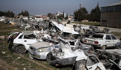 Hatay’da araç mezarlığı: Yüzlercesi enkaz altında kaldı