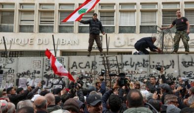Lübnan’da enflasyon yüzde 190 oldu, protestocular merkez bankası önünde toplandı