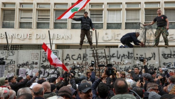 Lübnan’da enflasyon yüzde 190 oldu, protestocular merkez bankası önünde toplandı
