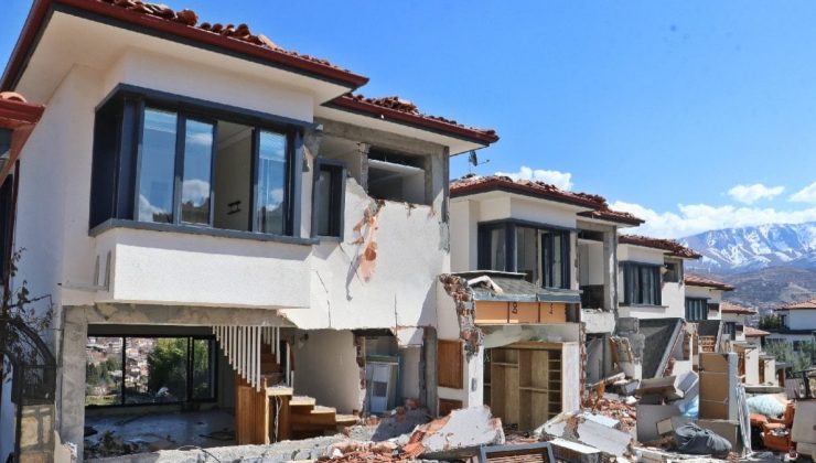 Milyonluk lüks villalar da sarsıntıda yıkıldı