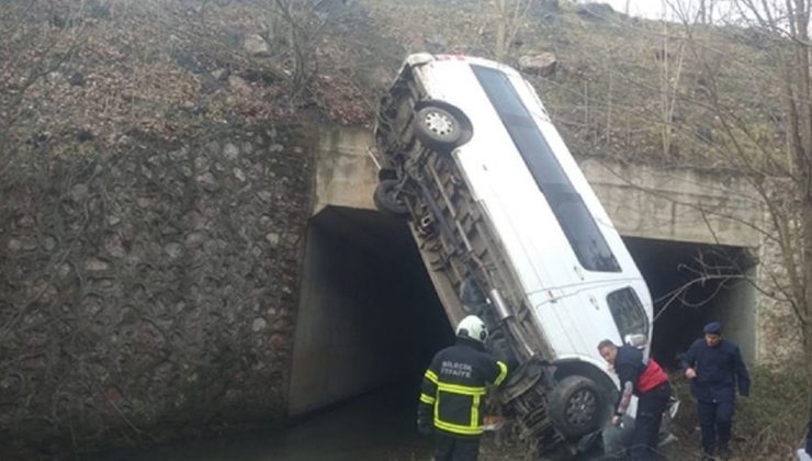 Minibüs, dere yatağına uçtu: 13 yaralı