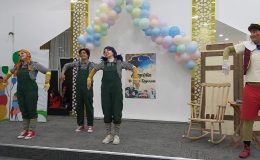 Nevşehir Belediyesi Şehir Tiyatrosu oyuncuları, 'Pinokyo' adlı oyunlarını bu kez depremzede, yetim ve öksüz çocuklar için sahneledi