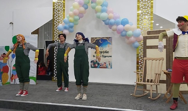 Nevşehir Belediyesi Şehir Tiyatrosu oyuncuları, &apos;Pinokyo' adlı oyunlarını bu kez depremzede, yetim ve öksüz çocuklar için sahneledi