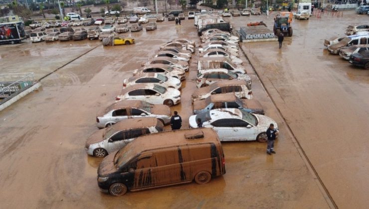 Su basan otoparktaki 170 araç çıkarıldı, kayıp TIR sürücüsü aranıyor