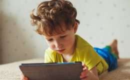 Uzman uyardı: Altı yaş altındaki çocuklara tablet ve telefon ziyanlı