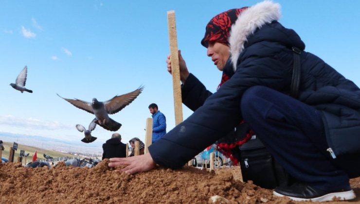 Zelzelede kendisi için canını veren oğlunun mezarında her gün gözyaşı döküyor