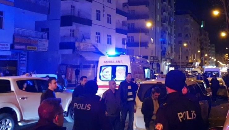 Ağır hasarlı binanın bir kısmı çöktü, etrafındaki binalar boşaltıldı