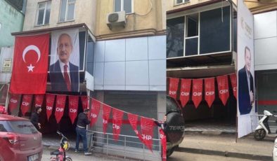 AKP’liler, CHP seçim ofisini Erdoğan posteri ile gizlemek istedi