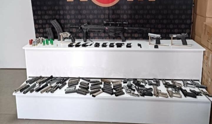 Aranan şüphelinin konutundan cephanelik çıktı