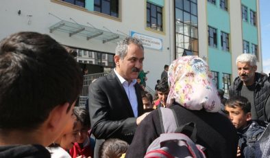 Bakan Özer: Zelzele bölgesindeki liseliler LGS’ye istedikleri vilayette girebilir