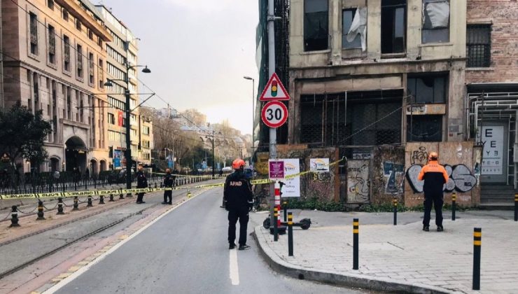 Beyoğlu’nda metruk binada çökme: Yol trafiğe kapatıldı