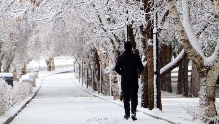 Erzurum’a nisan karı… Kent beyaza büründü