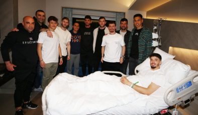 Fenerbahçeli futbolculardan Altay Bayındır’a ziyaret