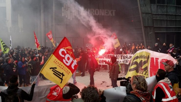 Fransa’da emeklilik ıslahatına karşı protestocular borsa binasını bastı