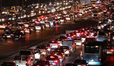İstanbul’da gece yarısı trafik kilitlendi