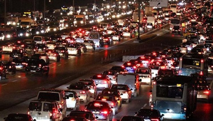 İstanbul’da gece yarısı trafik kilitlendi