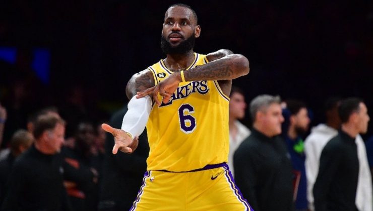 Lakers ile Hawks, NBA play-off’larına kaldı