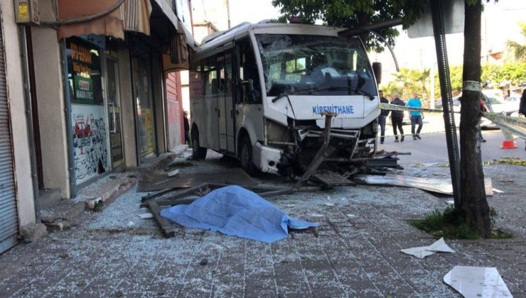 Minibüs durakta bekleyenlerin ortasına daldı: Meyyit ve yaralılar var