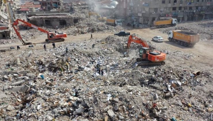 Sarsıntıda ziyan gören kentin ‘kalbi’ dronla görüntülendi