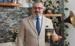 Ünlü türkücü Abdurrahman Delen, “Şairin Dilinden” adlı ilk kitabının gelirlerini depremzedelere bağışlayacak